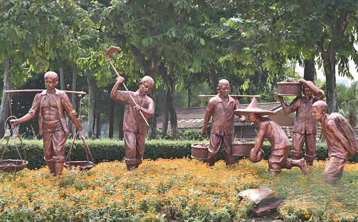 銅雕人物，為步行街注入“人情味”