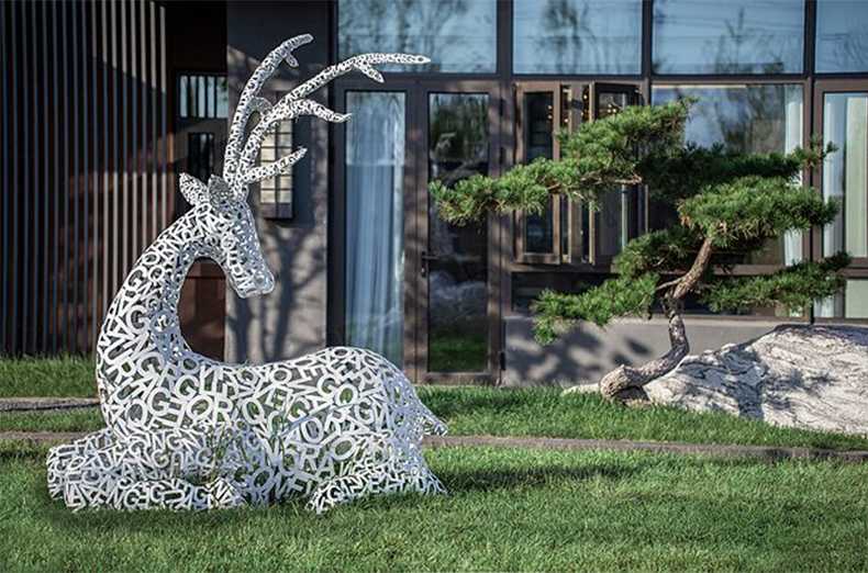不銹鋼鹿，不銹鋼鏤空鹿，鏤空鹿景觀擺件，鏤空鹿雕塑，河北不銹鋼鹿廠家.jpg