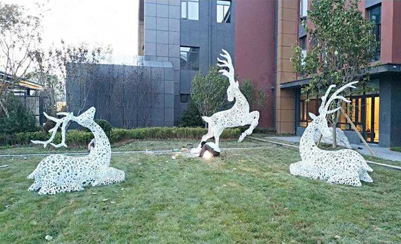 不銹鋼鹿，不銹鋼鏤空鹿，鏤空鹿景觀擺件，鏤空鹿雕塑，河北不銹鋼鹿廠家3.jpg
