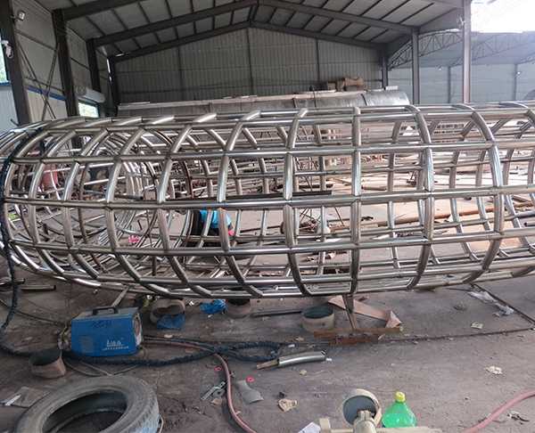 我們和不銹鋼雕塑廠家怎樣進(jìn)行雕塑的溝通制作呢？