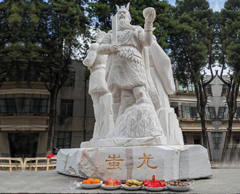 云南石雕黃帝、炎帝、蚩尤雕塑安裝效果展示