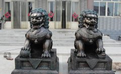 銅獅子雕塑應(yīng)該怎樣擺放？