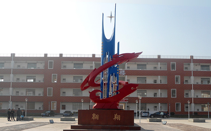 不銹鋼雕塑制作完成之后，需要對表面進行打磨噴漆，這樣才可以獲得想要的表面效果，不銹鋼雕塑打磨噴漆有一些注意事項，下面給大家介紹一下。